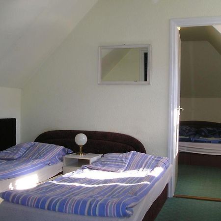 Domino Panzio Bed & Breakfast Szekesfehervar Bagian luar foto