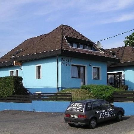 Domino Panzio Bed & Breakfast Szekesfehervar Bagian luar foto