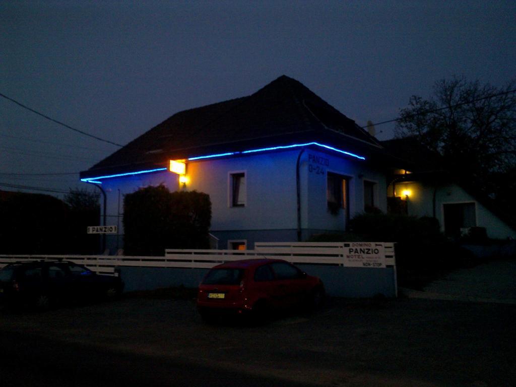 Domino Panzio Bed & Breakfast Szekesfehervar Bagian luar foto