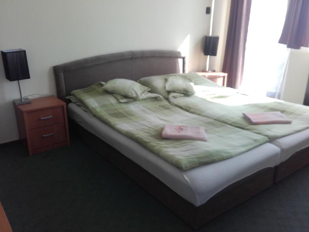 Domino Panzio Bed & Breakfast Szekesfehervar Ruang foto