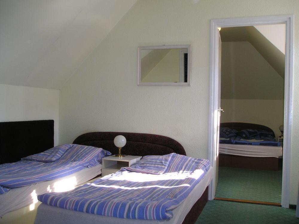 Domino Panzio Bed & Breakfast Szekesfehervar Bagian luar foto