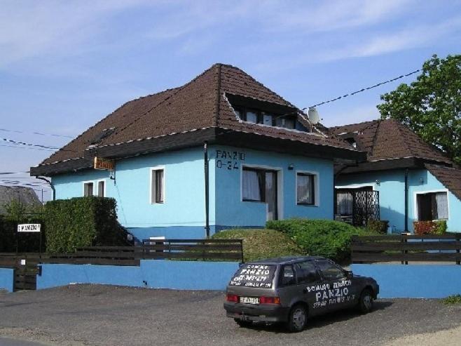 Domino Panzio Bed & Breakfast Szekesfehervar Bagian luar foto