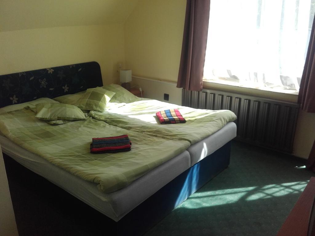 Domino Panzio Bed & Breakfast Szekesfehervar Bagian luar foto