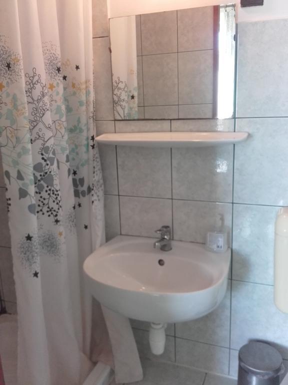 Domino Panzio Bed & Breakfast Szekesfehervar Bagian luar foto
