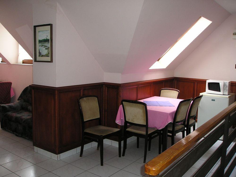 Domino Panzio Bed & Breakfast Szekesfehervar Bagian luar foto