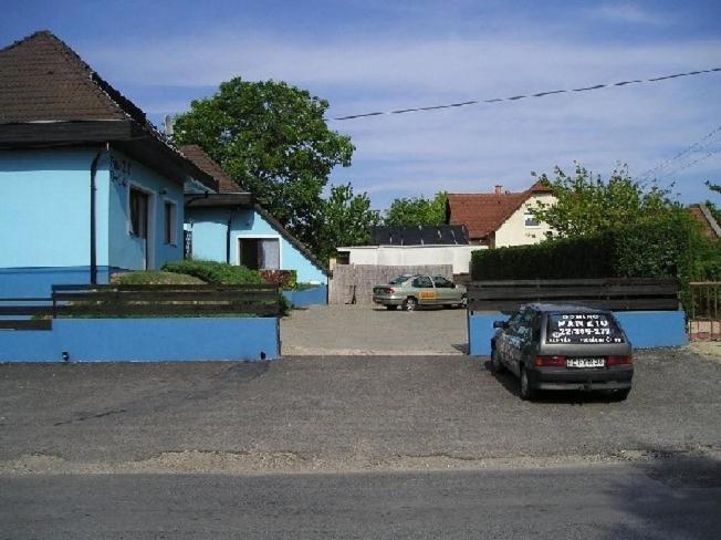 Domino Panzio Bed & Breakfast Szekesfehervar Bagian luar foto
