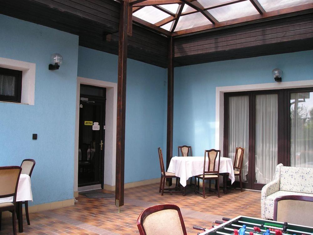 Domino Panzio Bed & Breakfast Szekesfehervar Bagian luar foto