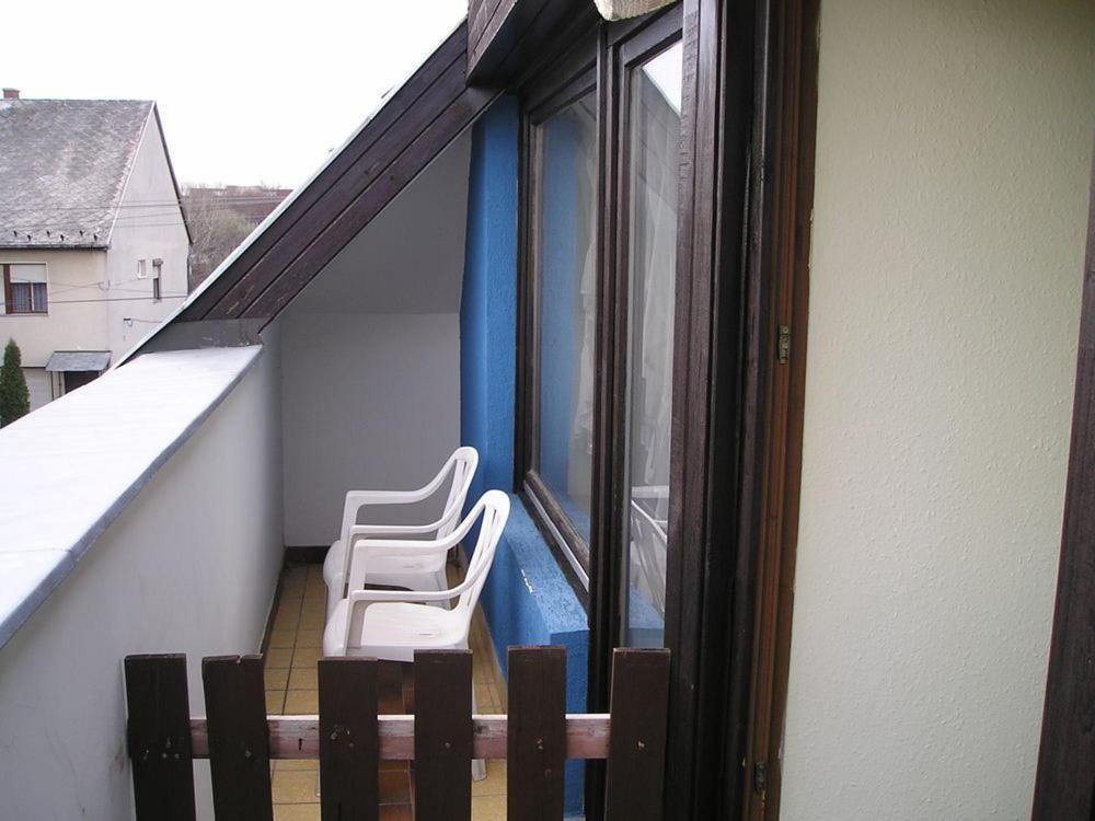 Domino Panzio Bed & Breakfast Szekesfehervar Bagian luar foto
