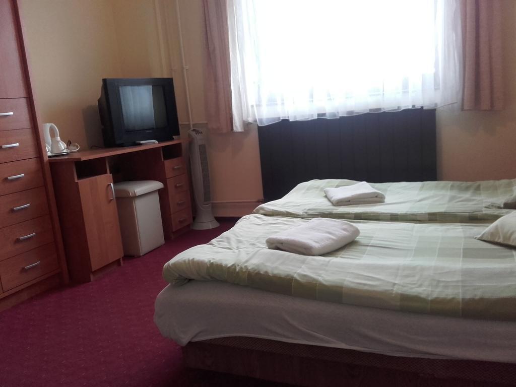 Domino Panzio Bed & Breakfast Szekesfehervar Bagian luar foto