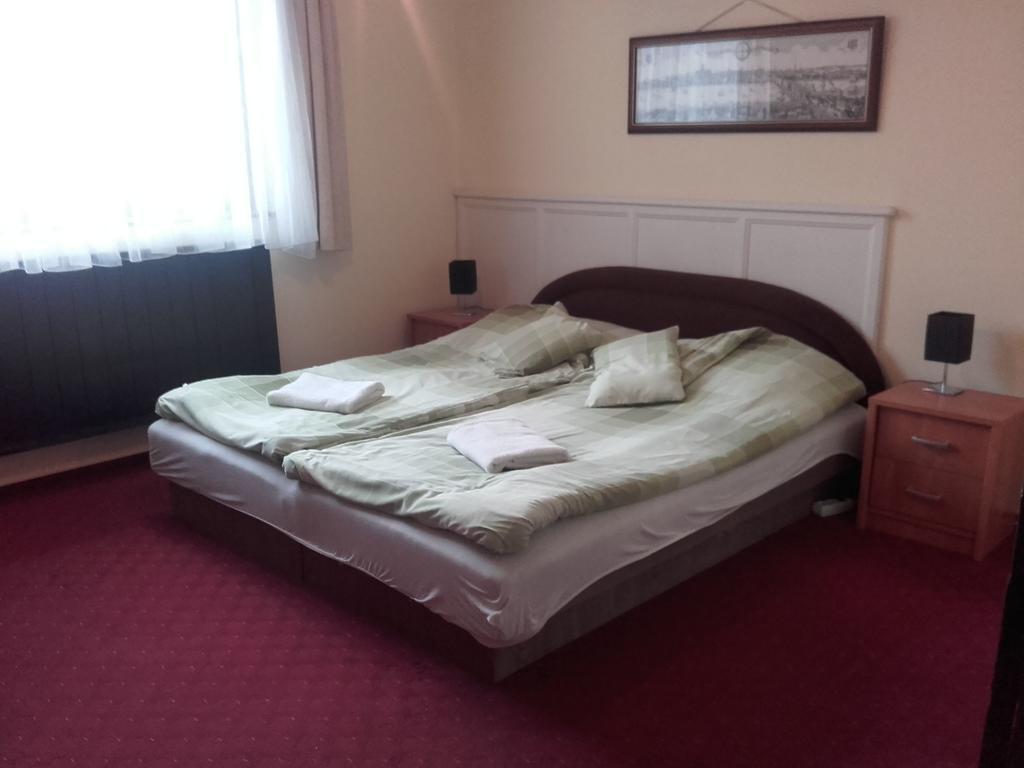 Domino Panzio Bed & Breakfast Szekesfehervar Bagian luar foto